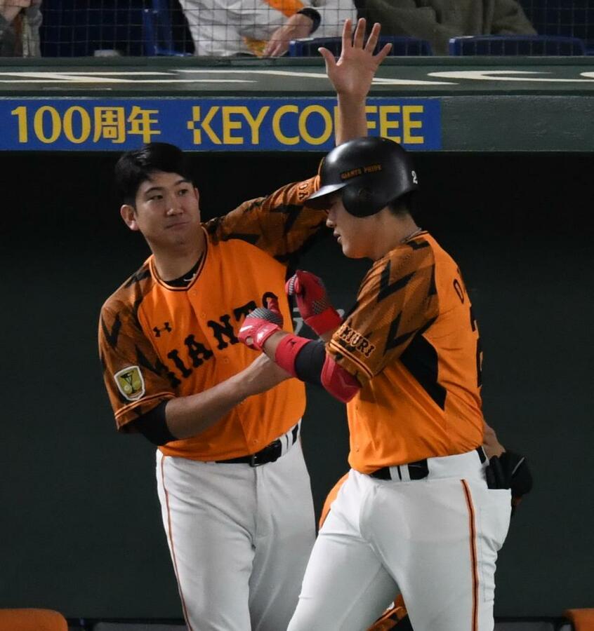 巨人の菅野智之(左)(C)朝日新聞社