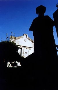 東京・三田。スコーンと抜けた青空と黒くつぶれた像のシルエットの対比が見る者の目を引く