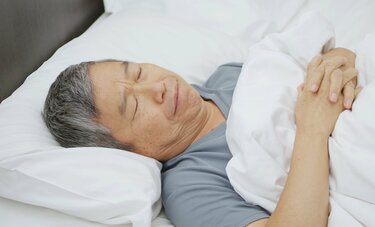 寿命を縮めてしまう睡眠は？　8時間以上布団のなかにいると60歳以上は死亡率増加　医師が対処法を解説