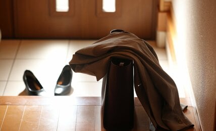 「一番いいのはしゃべらないこと」　50代管理職が感じる職場の孤独　「フリーアドレス」がつらい30代女性も