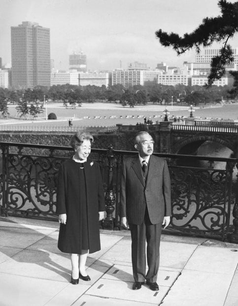 １９７５年１２月、皇居、二重橋を散策する昭和天皇と香淳皇后　（ｃ）朝日新聞社　＠＠写禁