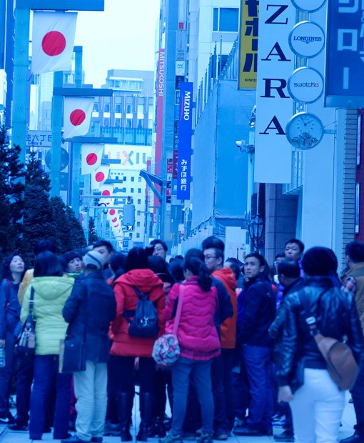 東京・銀座を闊歩する外国人旅行者たち、「爆買い」の勢いは増す一方だが、恩恵を受ける人はそう多くはない（撮影／今村拓馬）