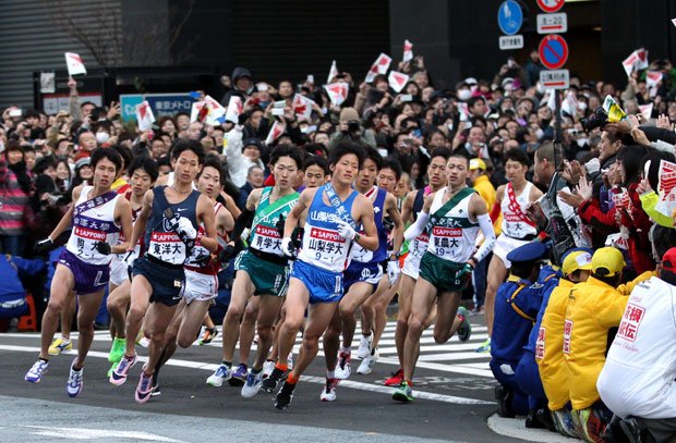 １３年１月２日、東京・大手町をスタートした選手たち　（c）朝日新聞社　＠＠写禁
