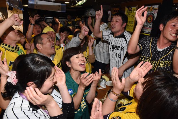 日本シリーズ進出を決めて喜ぶ阪神ファン　（c）朝日新聞社　＠＠写禁
