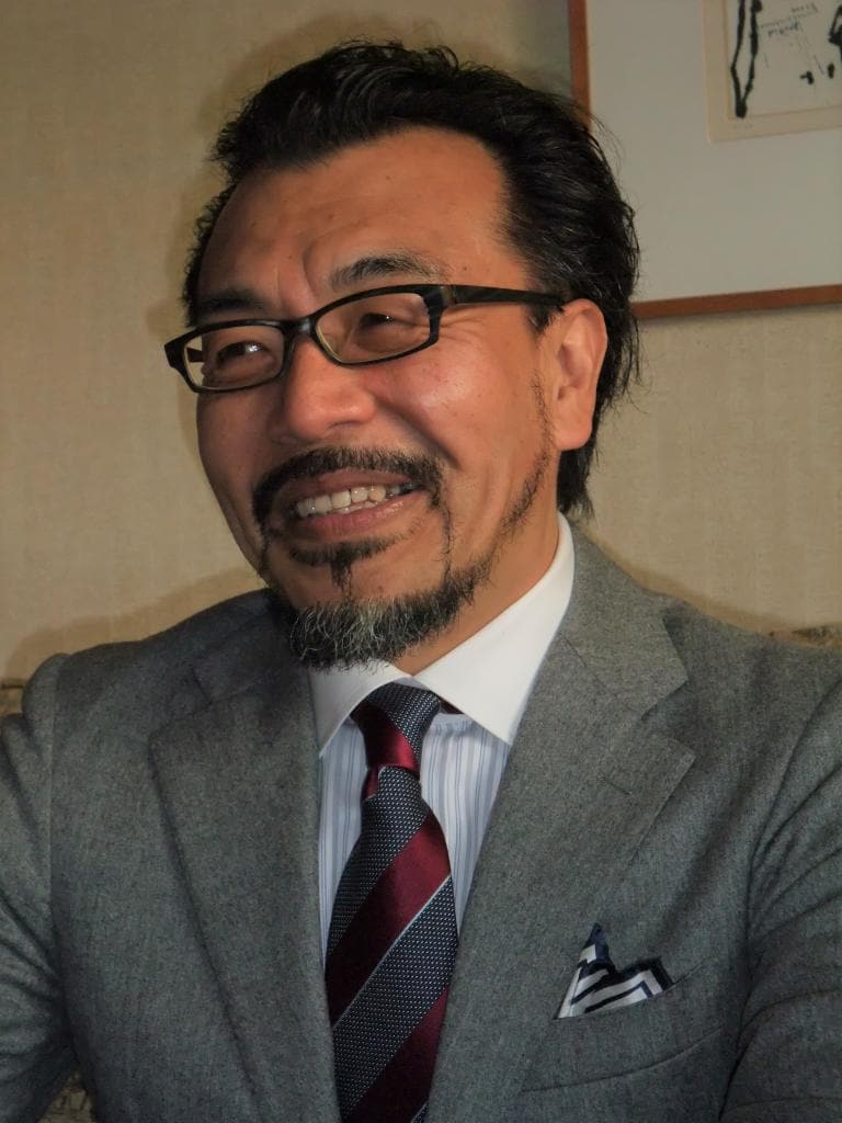 高橋秀実（たかはし・ひでみね）／ノンフィクション作家。1961年横浜市生まれ。東京外国語大学モンゴル語学科卒業。『ご先祖様はどちら様』で第10回小林秀雄賞、『「弱くても勝てます」開成高校野球部のセオリー』で第23回ミズノスポーツライター賞優秀賞受賞。他の作品に『TOKYO外国人裁判』『からくり民主主義』『趣味は何ですか？』『損したくないニッポン人』『不明解日本語辞典』『やせれば美人』『定年入門』『悩む人』など。近刊に『道徳教室　いい人じゃなきゃダメですか』／写真は本人提供