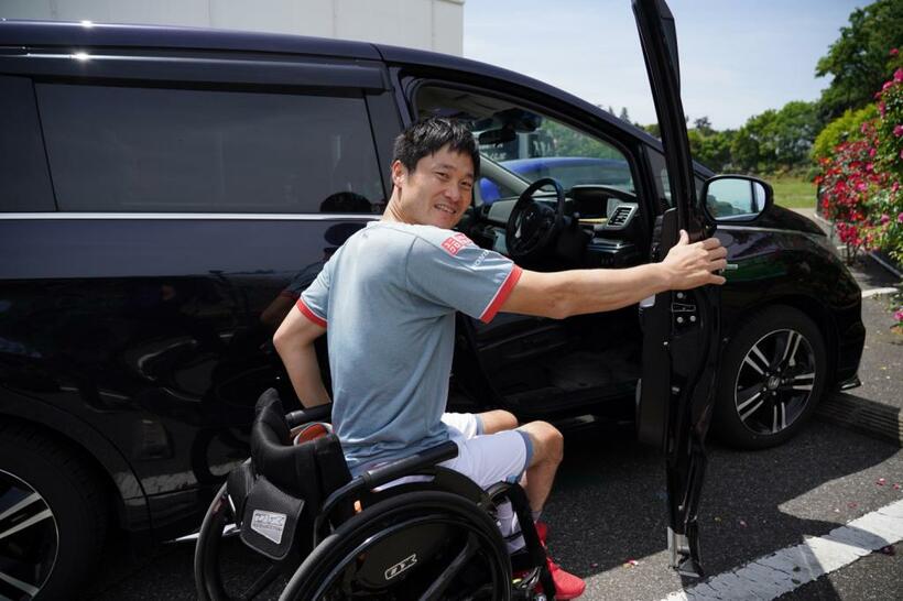 自宅から車で練習に通う。この場所でテニスの練習をする子どもたちが、国枝を見つけると写真撮影を求めてきた。いつも時間の許す限り、笑顔で気さくに応じる（写真／佐藤ひろし）