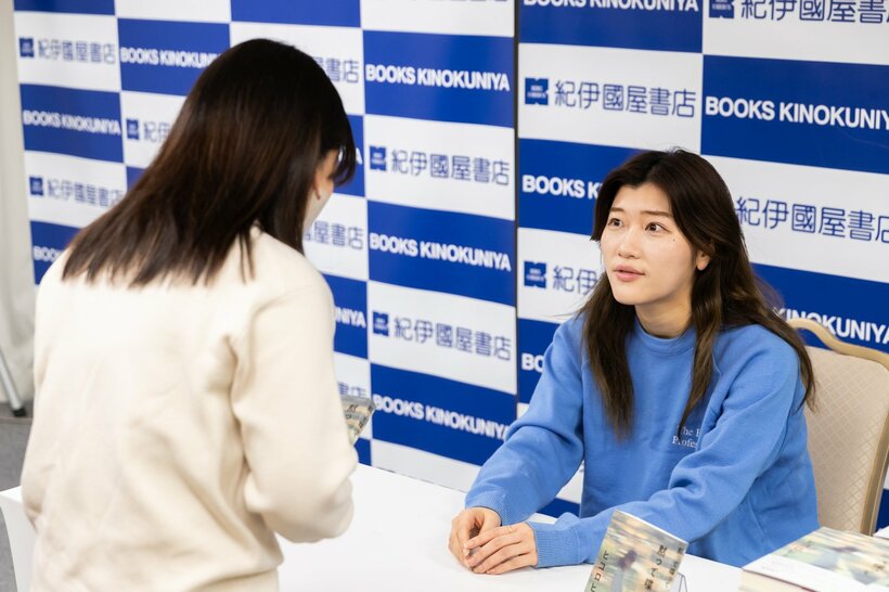 ヒコロヒー短編恋愛小説集『黙って喋って』刊行記念お渡し会には、抽選で選ばれた約300人のファンが来場