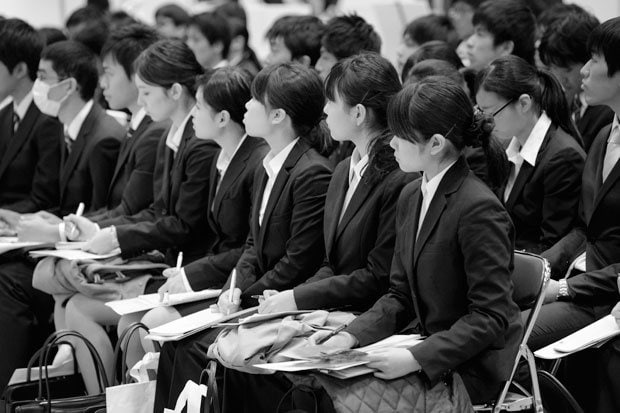 １月中旬に東京ビッグサイトで行われた「マイナビ就職ＥＸＰＯ」でも、企業の各ブースは似たような黒いスーツ姿の学生であふれた（撮影／門間新弥）