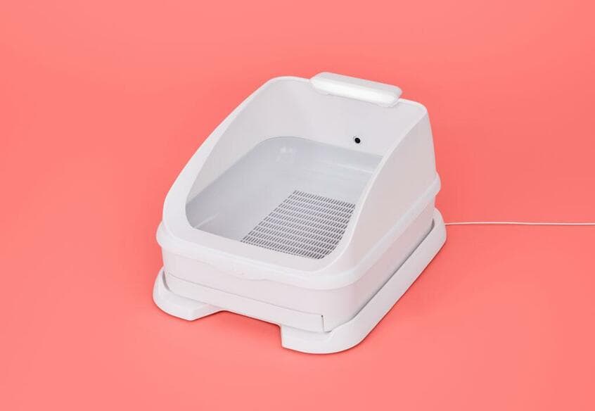 トレッタ／一般的な２層式のトイレとほぼ同じサイズ感で、固まらないタイプの市販のねこ砂が使える。データや映像はスマホアプリから確認する。１台につき初期費用が6980円、月額利用料が1480円（写真：各社提供）