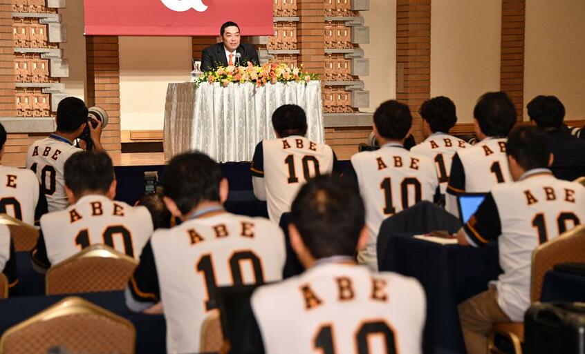 巨人の阿部慎之助捕手の引退会見では、球団から報道陣に背番号「10」のレプリカユニホームが配られ、異様な光景に (c)朝日新聞社