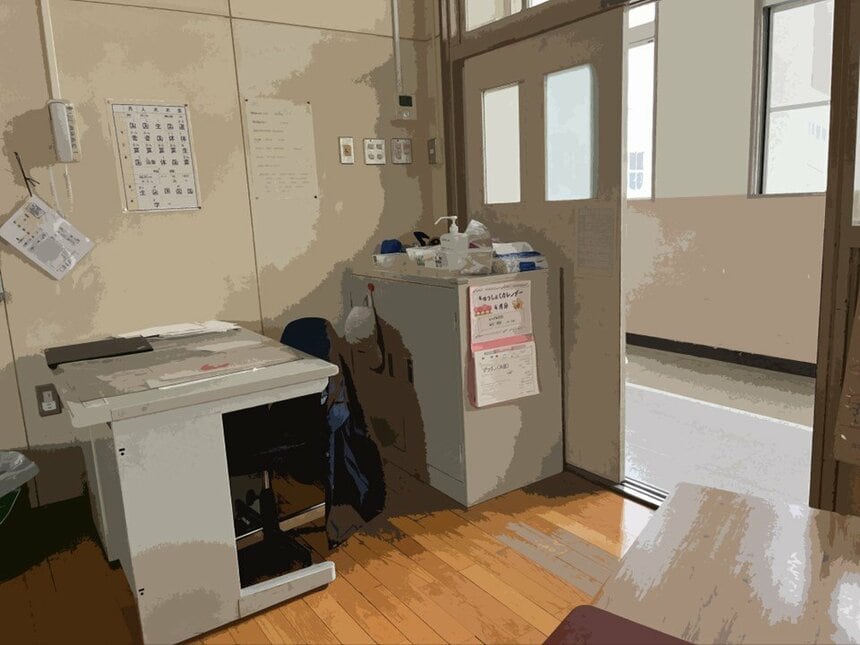 教室の前方、廊下側には内線の受話器、照明のスイッチなどがあります（提供）