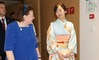 佳子さまのギリシャ訪問は「現地でもウェルカム」 コーラルピンクの装いに込められた意味とは?