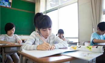 通知表を渡すときに、現役小学校教師が子どもに伝えていることとは?「頑張りは、数字だけでは表せない」