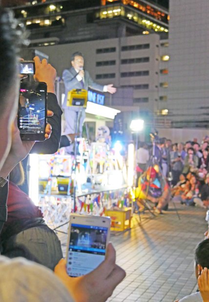１０月９日、東京・新宿のアルタ前広場で行われた「ボトムアップデモクラシー」で演説する枝野氏。特にスマホでライブ配信する人が目立った（撮影／編集部・竹下郁子）
