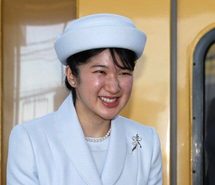 2ページ目)愛子さまが明治神宮に参拝 ご愛用の「11粒の真珠のブローチ」と清廉な白のドレスで捧げた祈り | AERA dot. (アエラドット)