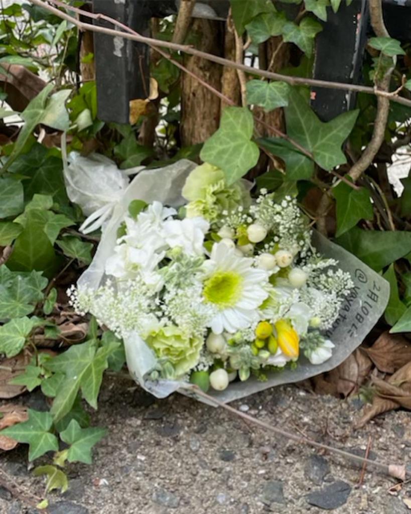 チチがいた場所に千鶴子さんが置いた花束