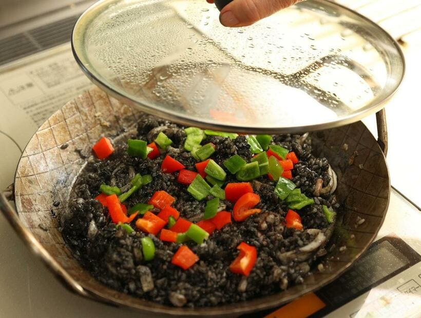 ピーマンとパプリカは水分が飛んでから加え、フタをして蒸し焼きにする。（撮影／写真映像部・松永卓也）