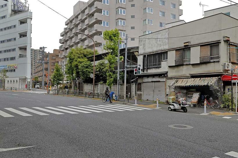 画面右端の泉書房の家屋を探し当て、定点撮影に挑んだ。生活感に満ちていた都電停留所の趣は、まったく失われていた。（撮影／諸河久）
