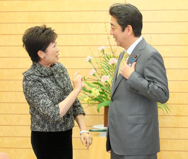 １月１０日に官邸で安倍首相と会談した小池百合子氏　（ｃ）朝日新聞社
