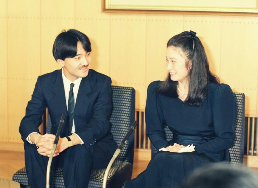 婚約を発表し、記者会見に臨んだ秋篠宮さまと紀子さま＝１９８９年９月