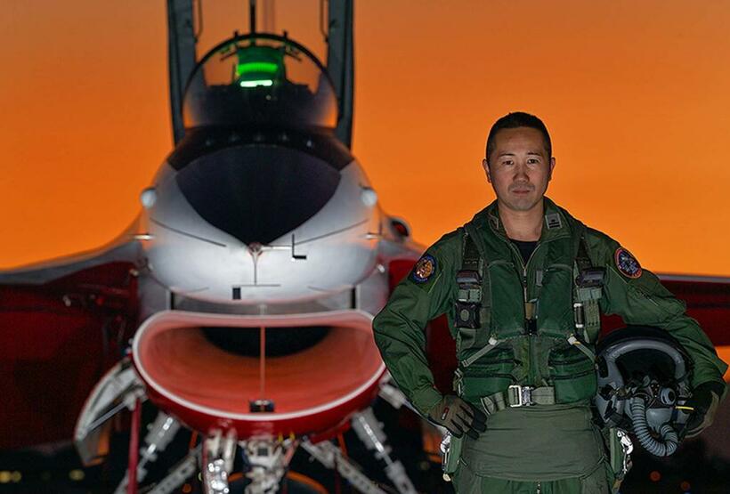 戦闘機F－2と飛行開発実験団の八木沼聡3等空佐。テストパイロットを養成する試験飛行士課程の教官を務めるベテランだ（撮影：徳永克彦）