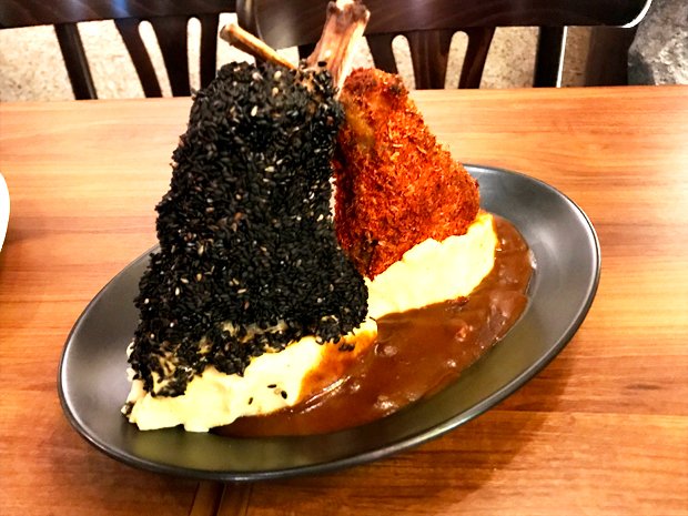 「合体!ギラス兄弟　2色のラムチョップ」（＝写真）など、各作品にちなんだオリジナルメニューやドリンクも多数。　(C)円谷プロ