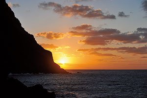 船上から撮影した青ケ島の夕日。シルエットとなった入り江など構図のバランスがよく、色合いも美しい