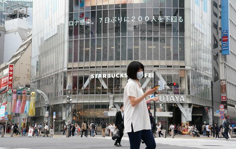 ７月２７日午後、４連休明けの東京・渋谷のスクランブル交差点では、大勢の人が行き交っていた　（ｃ）朝日新聞社