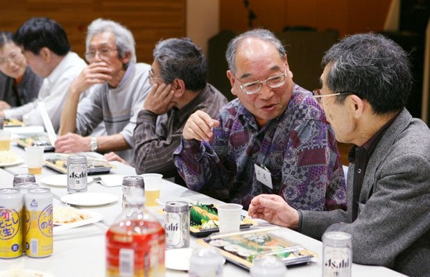 酒を飲みながら語り合う「オヤジの会」（２００７年撮影）　（c）朝日新聞社　＠＠写禁