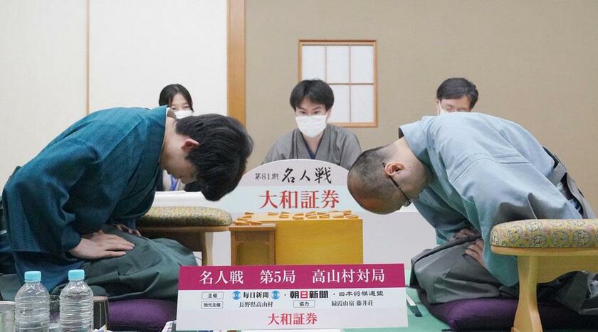 渡辺明名人（右）が投了し、藤井聡太新名人（左）が誕生した瞬間。藤井は史上最年少名人と史上最年少の七冠制覇を成し遂げた