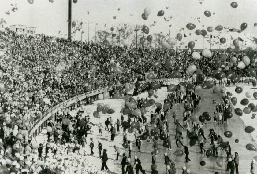 1972年の札幌五輪の開会式。大会は大成功を収め、札幌市の発展の礎を築き、市民の心にも刻まれた