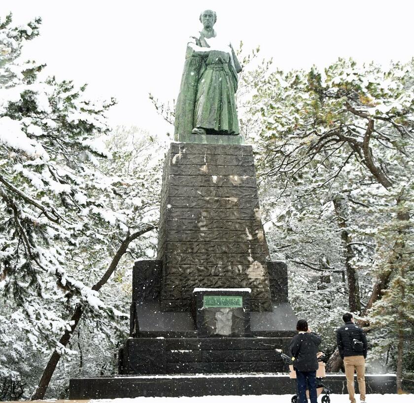 雪がつもった高知市・桂浜公園の坂本龍馬像