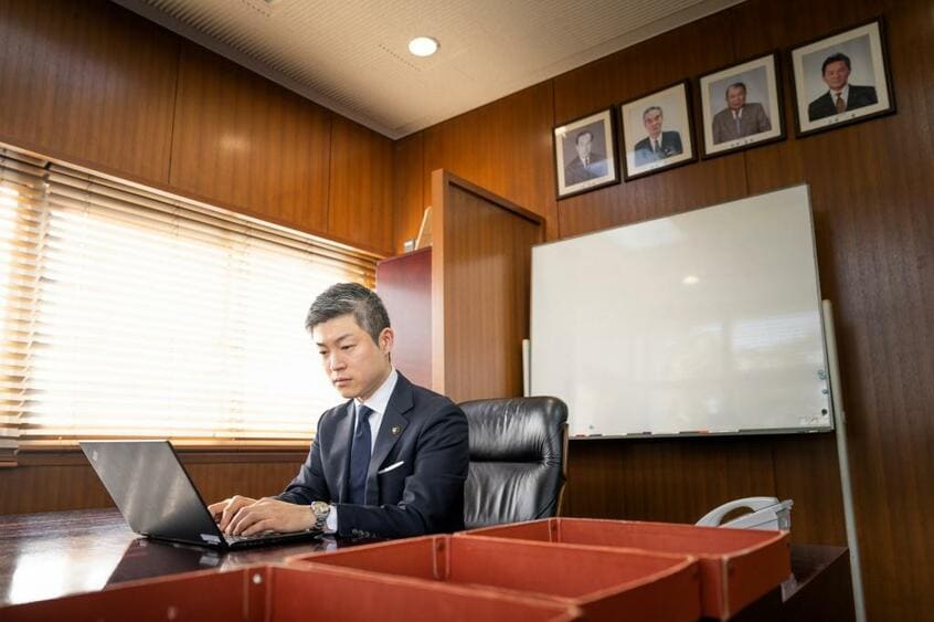 市役所の市長室のデスクには書類一枚ない。職員の説明資料などはその場で頭に入れるので、常にデスクも部屋も整理整頓されている。記憶力、理解力は誰もが一目置く(写真=楠本 涼)