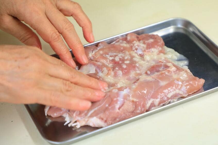 【ワンポイントアドバイス】鶏もも肉にはまんべんなく塩麹を揉みこむこと。 (撮影/写真部・松永卓也)