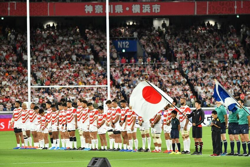 スコットランド戦の試合開始前には、台風19号の犠牲者のために黙とうが捧げられた(撮影/写真部・東川哲也)