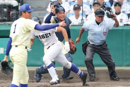SNSで炎上、試合中に熱中症……　選手よりハードな「ボランティア」審判たちの本音【AERA甲子園2025】