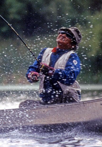 釣りをしている様子のCMが流れるなどしたため、開高健＝釣りというイメージがある読者も多いかもしれない。連載「もっと広く！」から　（撮影／水村 孝）　（ｃ）朝日新聞社