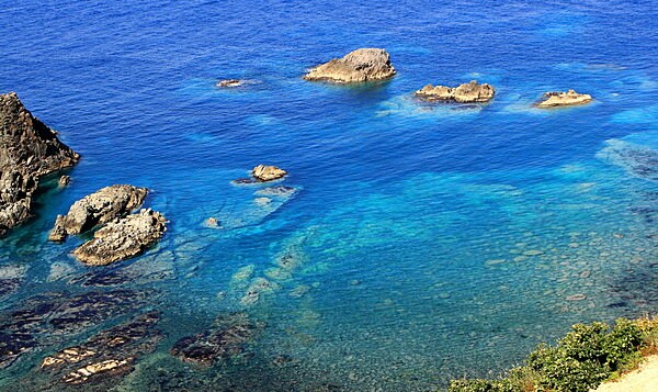コバルトブルーの海が広がる。
