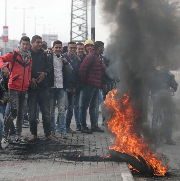 ガザ地区で、トランプ大統領のエルサレム首都宣言にタイヤを燃やして抗議するパレスチナ人の若者たち　（ｃ）朝日新聞社