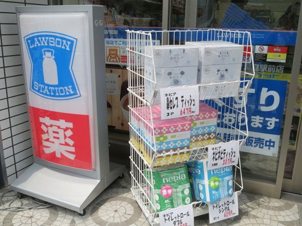 ローソン昔は「酒」とあった看板を「薬」に変えたコンビニも少なくない中、社会のニーズに合わせて「マチの健康ステーション」宣言までした力の入れようだ(撮影/編集部・吉岡秀子)
<br />