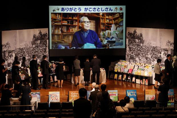 壇上中央には在りし日のかこさんの姿、両側には川崎セツルメントの子どもたちの写真と、かこさんの本が飾られた＝７月１６日（撮影／小暮誠）