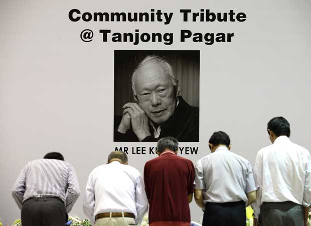 リー・クアンユー氏の死を悼むシンガポールの人々。リー氏は生前、国民の前でも厳しい表情を崩すことはあまりなく、シンガポール人にとっては「厳しい父親」だった／３月２３日（写真：ｇｅｔｔｙｉｍａｇｅｓ）　＠＠写禁