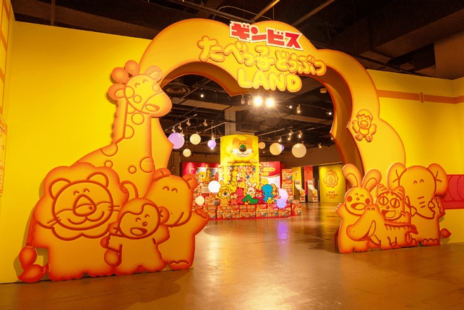 写真・図版（1枚目）| 【速報】『たべっ子どうぶつLAND』初日から大盛況で大行列！新テーマ「ビスケットファクトリー」にちなんだビスケットに埋もれる夢のフォトスポットや、史上最長35cm「きりんさんのロングパフェ」に大注目！