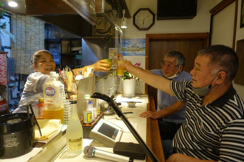 常連さんが三線を弾いたり、沖縄民謡を歌いだすのは、20時を過ぎた頃から（撮影／小山風子）
