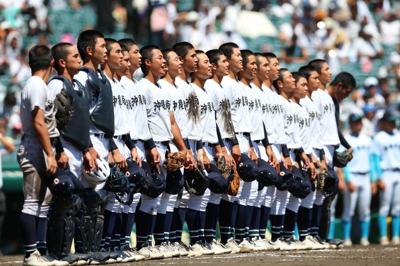 勝利後の校歌を歌うために整列した沖縄尚学ナイン（撮影／写真映像部・松永卓也）