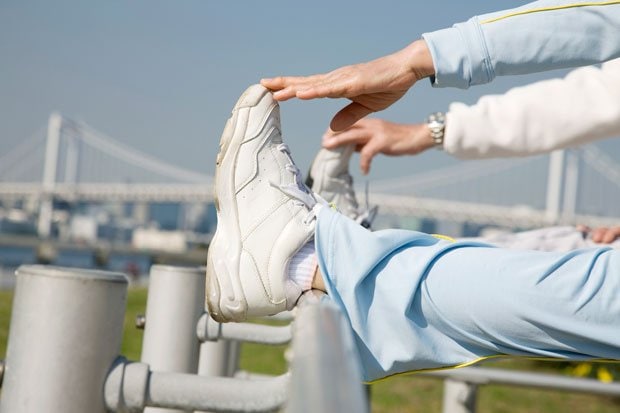 ストレッチや筋力トレーニングなどの運動をすることも大切（※イメージ写真）