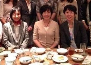 「女子会」で安倍昭恵氏の両隣に座る小野日子内閣広報官（左隣）と右隣りは前任の山田真貴子氏