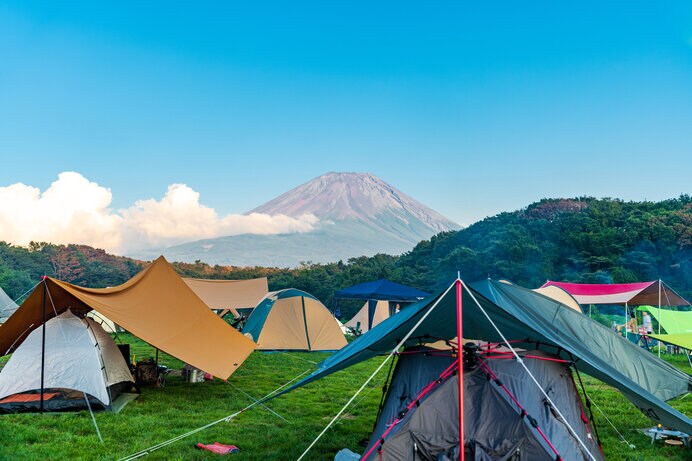 予約不要のキャンプ場はテントを張るスペースがないくらい混みます