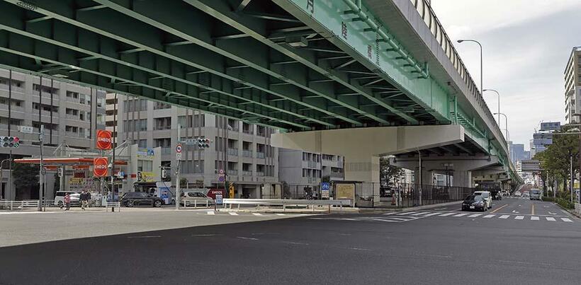 初見橋交差点の現景。頭上に新富晴海線の新月陸橋が架橋されて、往時の面影は皆無となった。（撮影／諸河久：2021年3月4日）