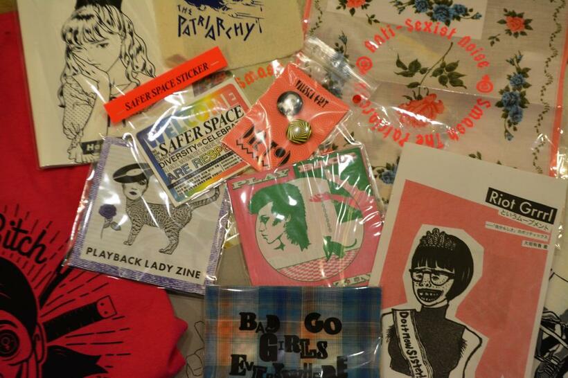 インフォショップのＩＲＲＥＧＵＬＡＲ　ＲＨＹＴＨＭ　ＡＳＹＬＵＭ（東京・新宿）ではフェミニズムをはじめとした社会運動や対抗文化に関するジン、グッズを販売している（撮影／編集部・小柳暁子）